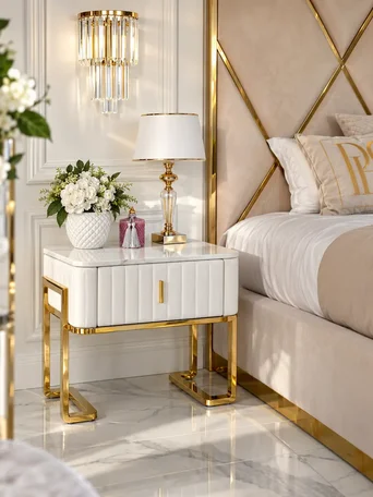 Szafka nocna glamour nowoczesna, beżowa, złota, stolik boczny z szufladą AMORE widoczna z boku, idealnie komponująca się w aranżacji nowoczesnego wnętrza od Primavera Home.