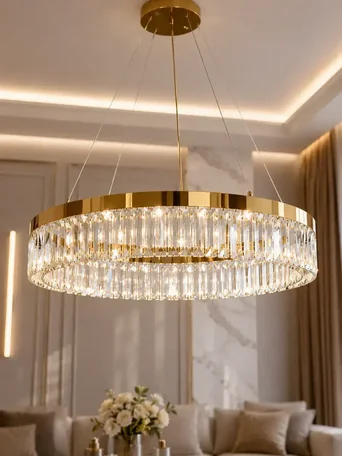 Żyrandol Kryształowy Ring Złoty 80 cm Diamond w ujęciu z przodu. Ekspozycja w salonie od Primavera Home.