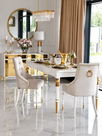 Ekskluzywne krzesło do jadalni, pikowane, z kołatką, glamour, nowojorskie, drewniany stelaż, nowoczesne, złote PRINCE w aranżacji w salonie. Idealne meble na zamówienie od Primavera Home.