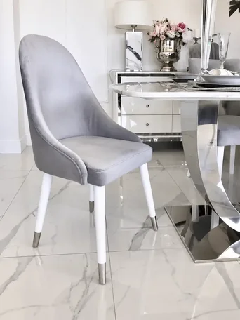 Krzesło srebrne szare tapicerowane glamour w aranżacji nowoczesnego wnętrza, idealne do jadalni od Primavera Home.