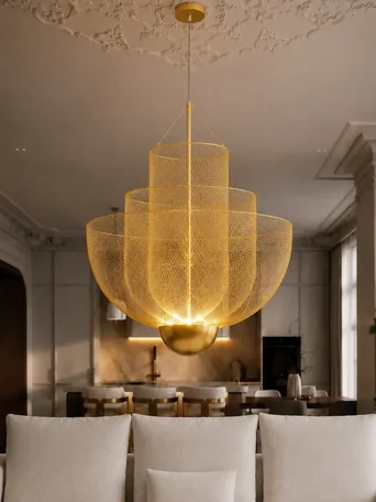 Lampa wisząca złota Florencja w widoku z boku, idealna do ekspozycji w salonie. Oświetlenie na zamówienie od Primavera Home.