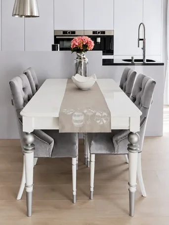 Stylowy stół elegancki drewniany, wysoki połysk, mat, rozkładany, glamour srebrny QUEEN w aranżacji w salonie. Meble na zamówienie od Primavera Home.