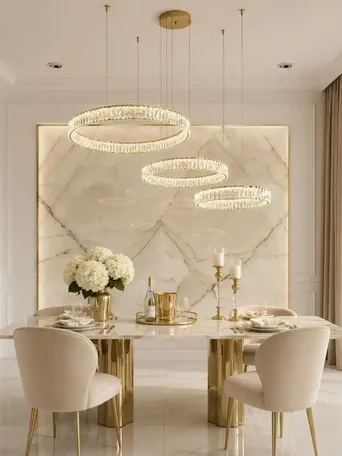 Żyrandol Kryształowy Crystal XXL Złoty Trzy Ringi w ujęciu z przodu. Ekspozycja w salonie z eleganckim oświetleniem od Primavera Home.