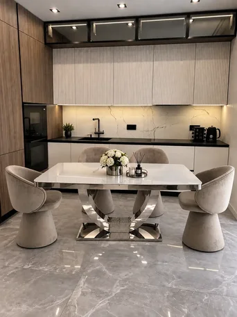 Stylowa aranżacja nowoczesnego wnętrza z wykorzystaniem stołu glamour od Primavera Home.