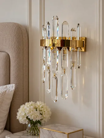 Zbliżenie na detale wykończenia kinkietu kryształowego złotego, lampa ścienna glamour BULGARI, idealna do sypialni i łazienki. Oświetlenie na zamówienie od Primavera Home.