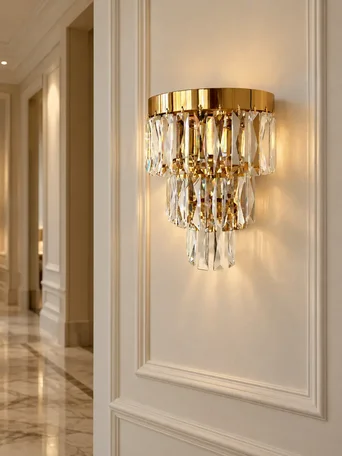 Kinkiet złoty, kryształowy lampa ścienna do sypialni, łazienki glamour DIAMOND 3 Primavera Home w jasnym wnętrzu. Świetne źródło światła do odpowiedniej atmosfery.