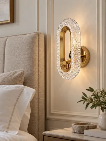 Prezentacja kinkietu w showroomie, pokazująca elegancję i nowoczesny design oferowany przez Primavera Home.