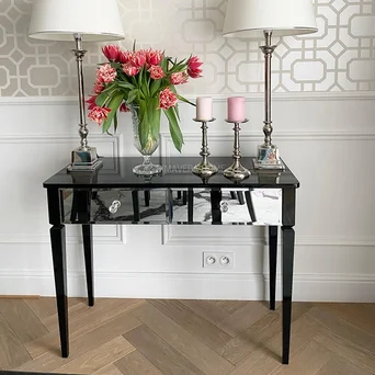 Elegancka lustrzana konsola glamour Diamond, to delikatny w swojej formie mebel, który doskonale dopełni wystrój przedpokoju i sprawdzi się też w sypialni lub w salonie.