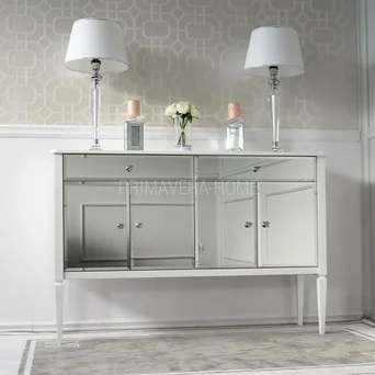 Nowojorska, lustrzana komoda glamour ELEGANCE, to funkcjonalny mebel do salonu, jadalni lub sypialni, który zachwyca swoim blaskiem
