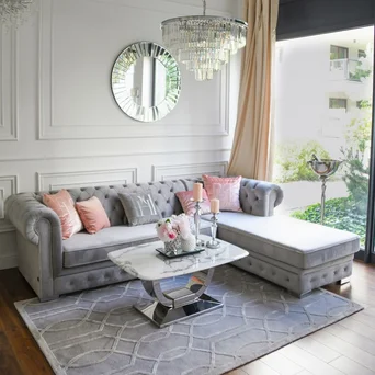 Aksamitny narożnik pikowany rozkładany Chesterfield w eleganckim salonie