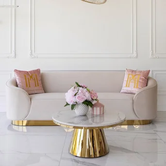 Luksusowa sofa beżowa ze złotymi detalami