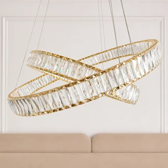 Ekspozycja żyrandola kryształowego CRYSTAL L w showroomie w Warszawie od Primavera Home.