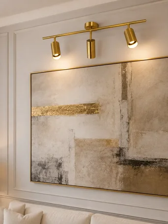 Lampa glamour w aranżacji nowoczesnego wnętrza salonu, doskonała do wyjątkowych przestrzeni. Oświetlenie od Primavera Home.