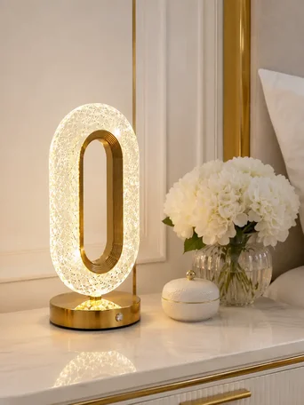 Lampka w ekspozycji showroomowej, prezentująca swoje unikalne cechy. Meble na zamówienie od Primavera Home.