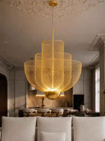 Lampa wisząca złota Florencja przedstawiona z boku. Ekspozycja w salonie od Primavera Home.