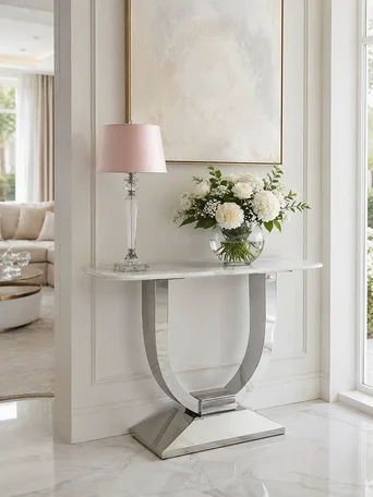 Konsola w stylu nowoczesnym glamour z białym marmurowym blatem srebrna ART DECO w ujęciu bocznym, podkreślająca elegancki design. Meble na zamówienie od Primavera Home.