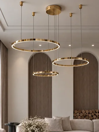 Lampa glamour led GALASSIA okrągła z połyskiem ringi, regulowana, nowoczesna, loft do salonu złota OUTLET w perspektywie bocznej. Ekspozycja w salonie od Primavera Home.