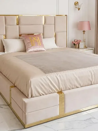 Aranżacja nowoczesnego wnętrza z łóżkiem glamour tapicerowanym. Ekspozycja w salonie od Primavera Home.