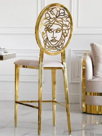 Hoker MEDUSA Glamour w ujęciu z przodu. Ekspozycja w salonie z meblami na zamówienie od Primavera Home.