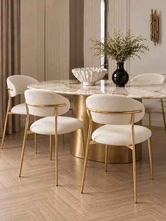 Designerskie Krzesło Julia – Złoto i Beż, detal wykończenia. Ekspozycja w salonie od Primavera Home.