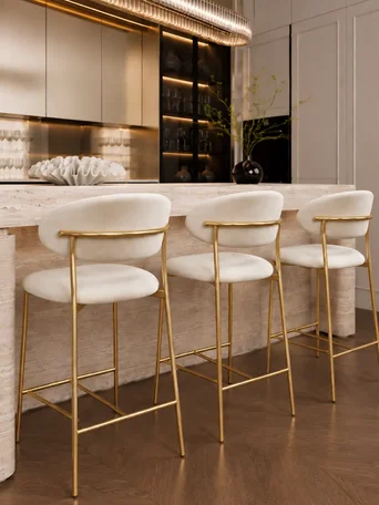 NOWOŚCI -- Hoker w stylu włoskim beżowy złoty nowoczesny desing JULIA z boku, ukazujący jego elegancką linię. Meble na zamówienie od Primavera Home.