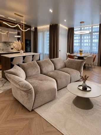 Widok sofy designerskiej Lilia przy oknie, ze sztucznym oświetleniem, w ofercie Primavera Home.