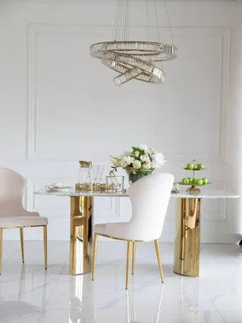 Widok z drugiej strony stołu glamour MILANO, ukazujący jego elegancki perfil. Oświetlenie na zamówienie od Primavera Home.