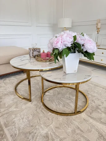 Widok z boku na stolik kawowy okrągły glamour MARCO GOLD, który idealnie wpisuje się w aranżację nowoczesnego wnętrza. Ekspozycja w salonie od Primavera Home.