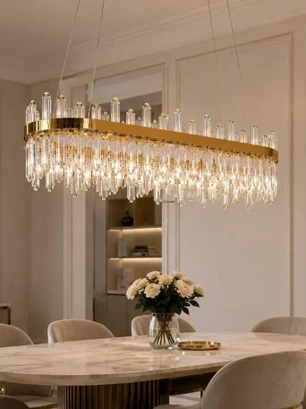 Żyrandol BULGARI L 100cm Złoty w ujęciu z przodu. Ekspozycja w salonie od Primavera Home.