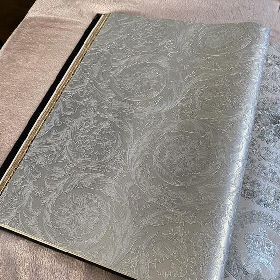 Tapeta geometryczna Versace IV Barocco Metallics ornamentna, jasny niebieski