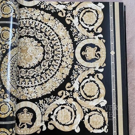 Wallpaper VERSACE IV Heritage gold ornament on a black background