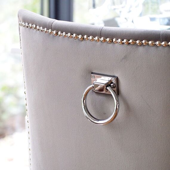 Krzesło glamour ekskluzywne, tapicerowane, pikowane z kołatką, do jadalni, na stalowych, giętych nogach, szare, srebrne MADAME