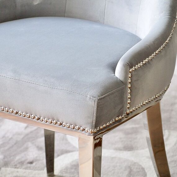Krzesło glamour ekskluzywne, tapicerowane, pikowane z kołatką, do jadalni, na stalowych, giętych nogach, szare, srebrne MADAME