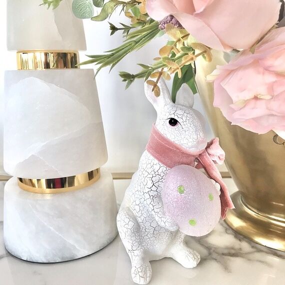 Biały królik wielkanocny ceramiczny, z różowym jajkiem, z welurową kokardką, różową