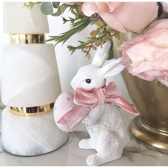 Biały królik wielkanocny ceramiczny, z różowym jajkiem, z welurową kokardką, różową