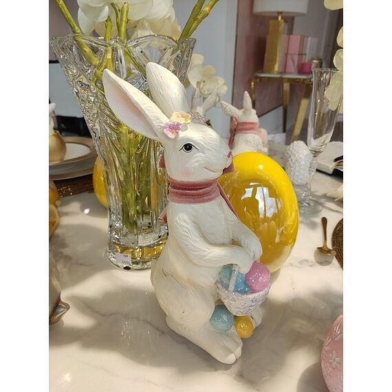 Biały królik wielkanocny, z różową kokardką, z koszykiem z pisankami, glamour