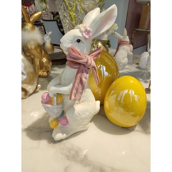 Biały królik wielkanocny, z różową kokardką, z koszykiem z pisankami, glamour