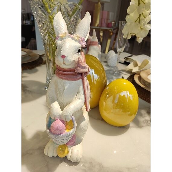 Biały królik wielkanocny, z różową kokardką, z koszykiem z pisankami, glamour