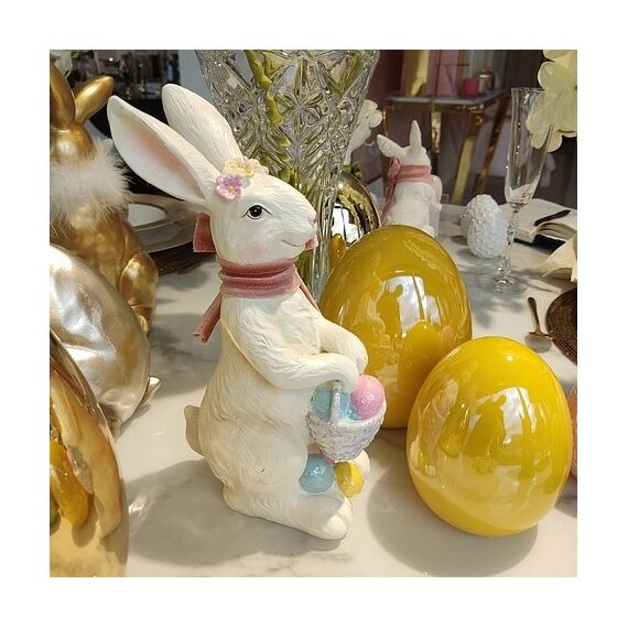 Biały królik wielkanocny, z różową kokardką, z koszykiem z pisankami, glamour