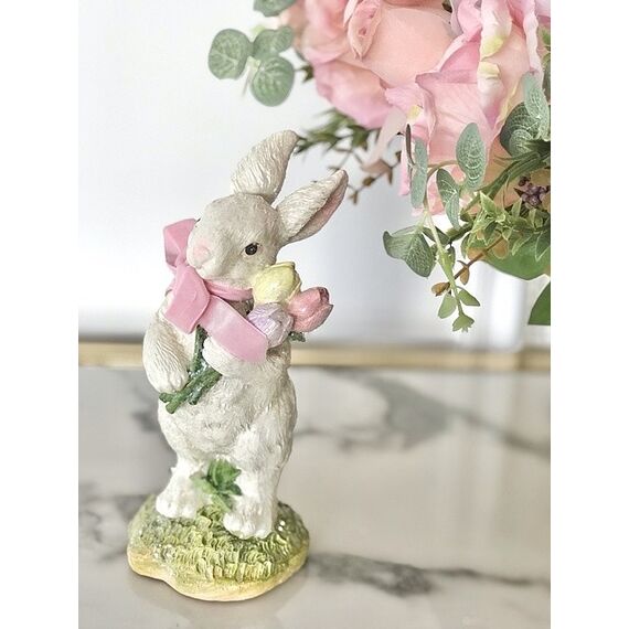 Królik wielkanocny z bukietem tulipanów, z różową kokardką, dekoracja na stół, biały, kolorowy, glamour