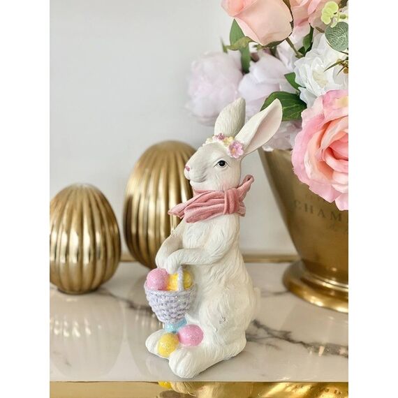 Biały królik wielkanocny, z różową kokardką, z koszykiem z pisankami, glamour
