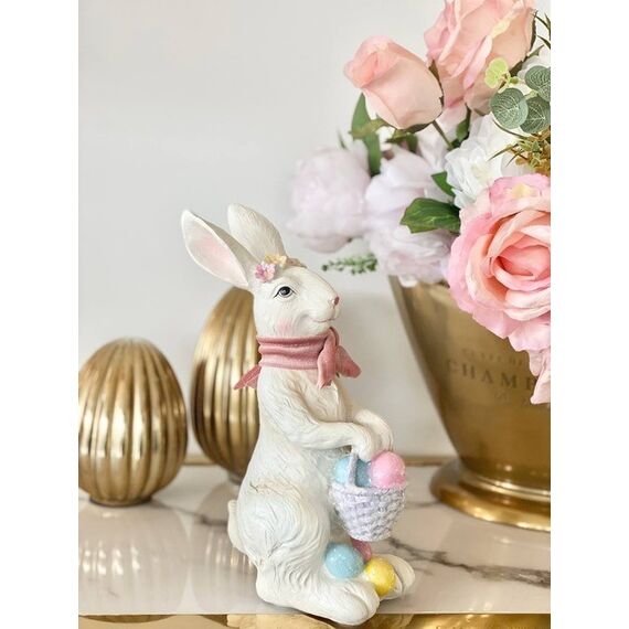 Biały królik wielkanocny, z różową kokardką, z koszykiem z pisankami, glamour