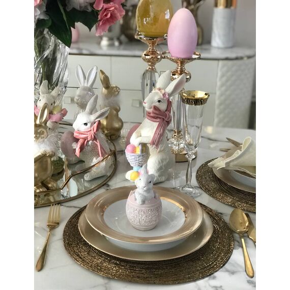 Biały królik wielkanocny, z różową kokardką, z koszykiem z pisankami, glamour