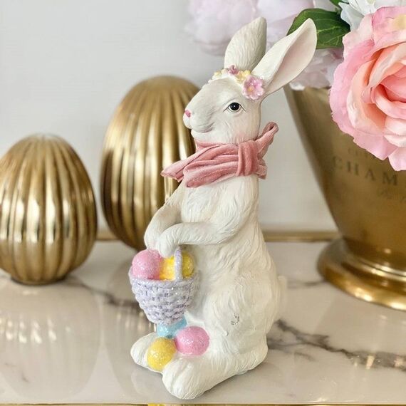 Biały królik wielkanocny, z różową kokardką, z koszykiem z pisankami, glamour
