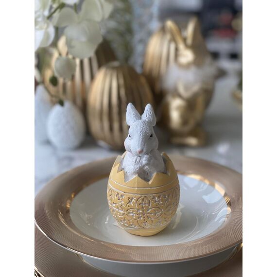 Królik biały w jajku świątecznym, dekoracja na stół, wielkanocna, biało - żółte jajko