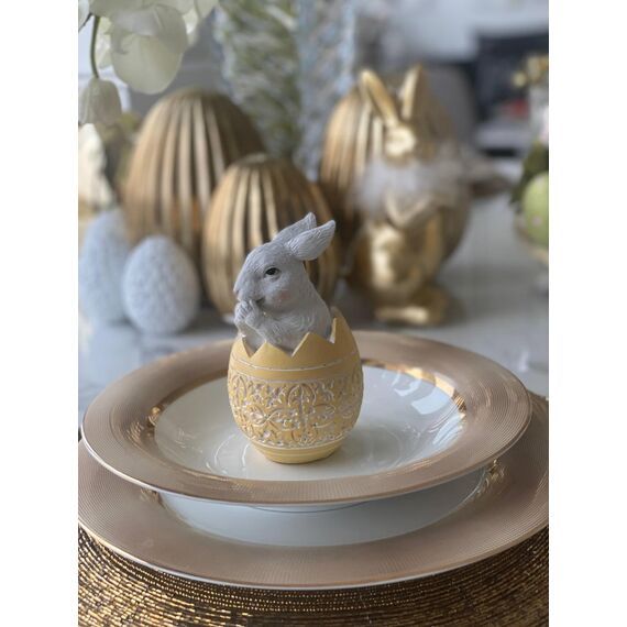 Królik biały w jajku świątecznym, dekoracja na stół, wielkanocna, biało - żółte jajko