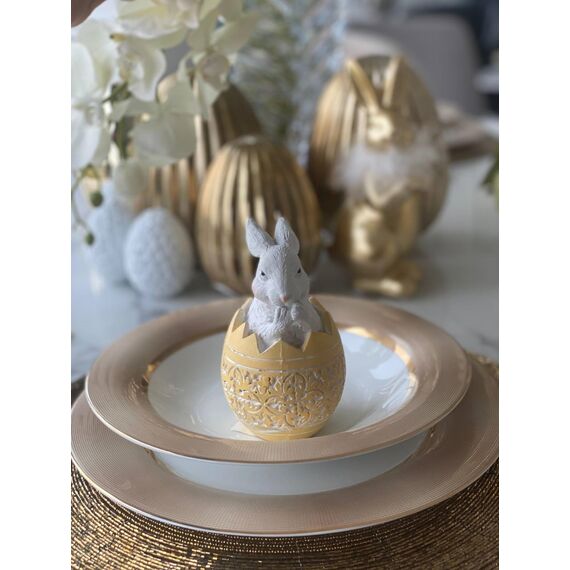 Królik biały w jajku świątecznym, dekoracja na stół, wielkanocna, biało - żółte jajko