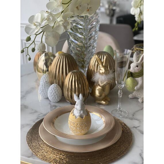 Królik biały w jajku świątecznym, dekoracja na stół, wielkanocna, biało - żółte jajko