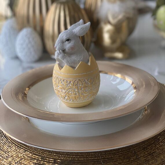 Królik biały w jajku świątecznym, dekoracja na stół, wielkanocna, biało - żółte jajko