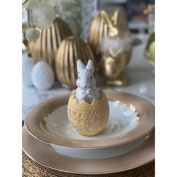 Królik biały w jajku świątecznym, dekoracja na stół, wielkanocna, biało - żółte jajko